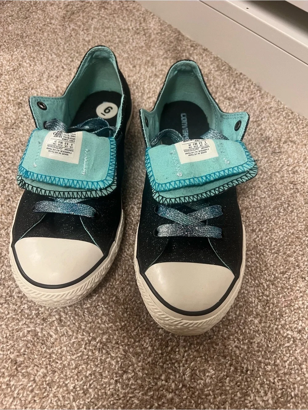 Converse Juniors US Size 6 Black Sneakers with Teal Accent and Glitter Laces